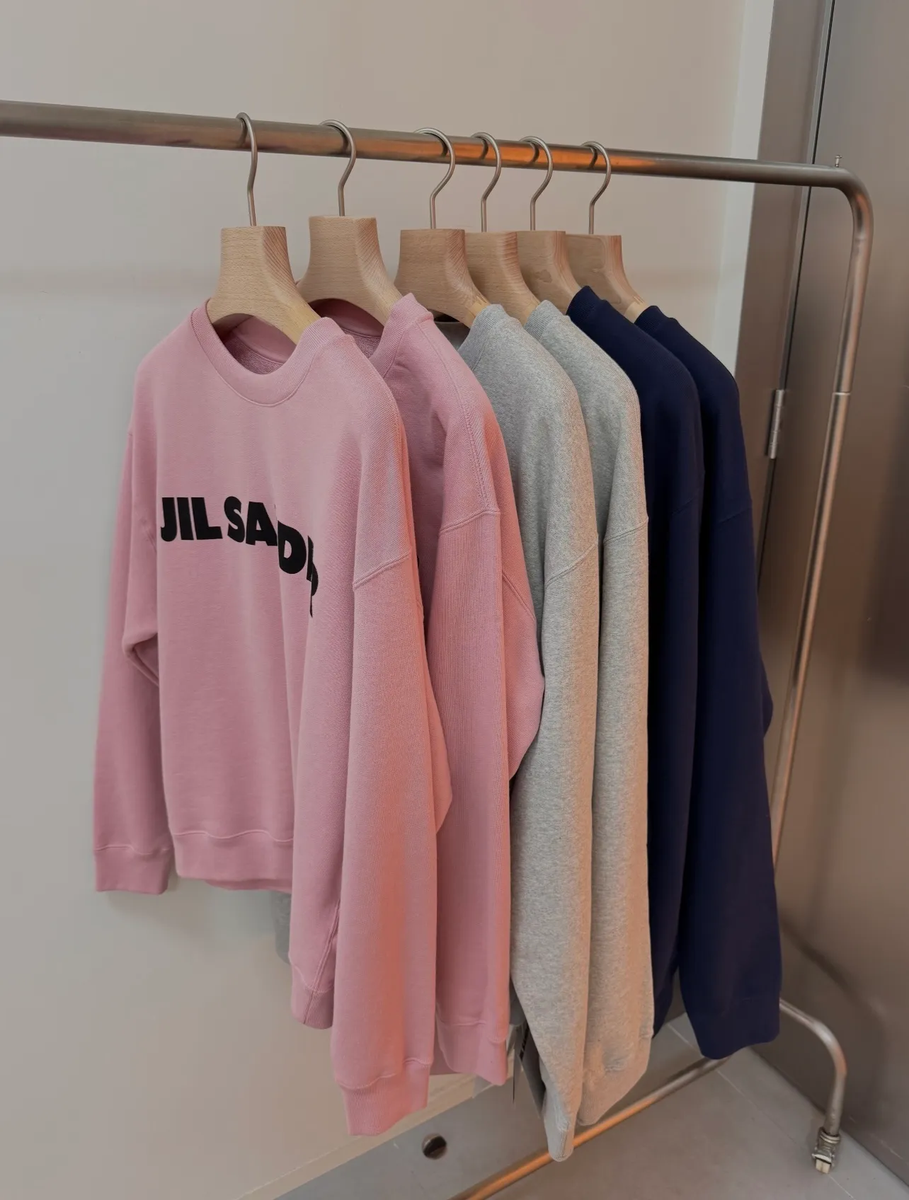 New Arrival 3 colors In Stock❤️‍🔥 J 9891#JIL minimalist style mother-of-pearl logo round neck pullover sweatshirt Royal Blue Pink floral gray S M L size 26 J 9891#18016007